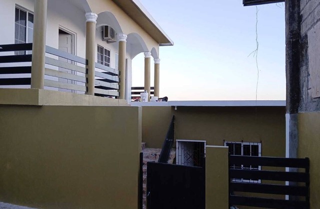 3-bedroom in lovely Amity Hall with WiFi, AC, Private Bathrooms, Best View