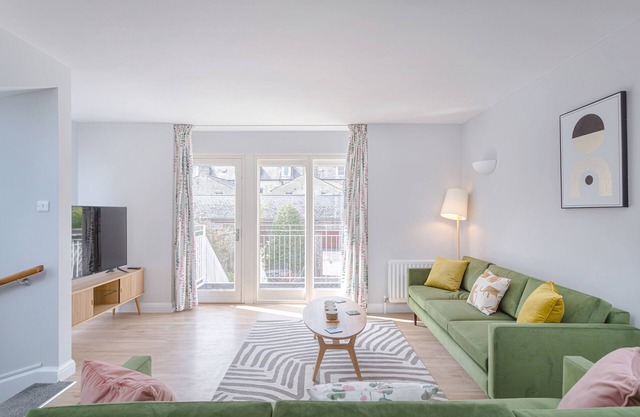 3 Bedroom Jesus Green Townhouse with Parking