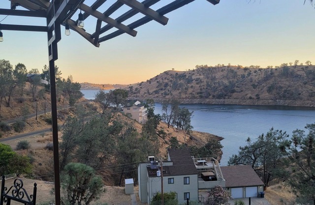 3-bedroom Lake House on Millerton Lake! Strong wifi and close hiking trails.