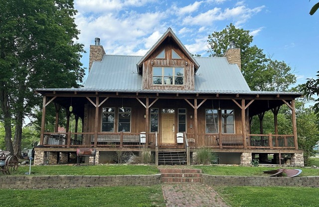 3-bedroom lake house with the best view of Centralia Lake, perfect family spot