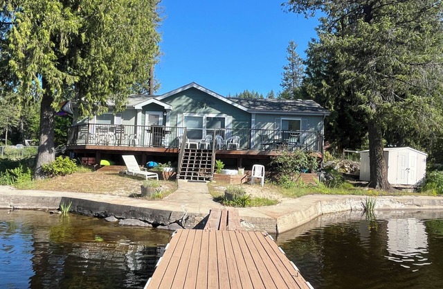 3-bedroom lakefront cabin with WiFi, AC and a private dock. Bring the family!