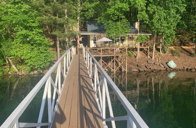 3 bedroom Lakefront Cozy Cottage only a few steps to the lake! NO PETS!