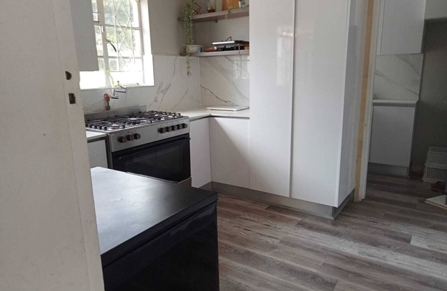 3-bedroom lodge in beautiful Nahoo, East London with WiFi