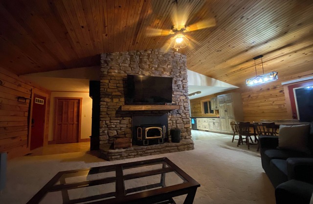 3-Bedroom Log Home in Vienna