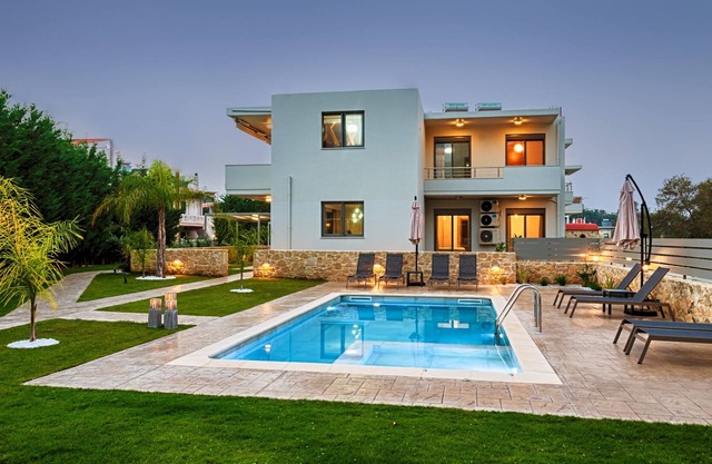 3-bedroom Luxury House with Private Pool by Delfus