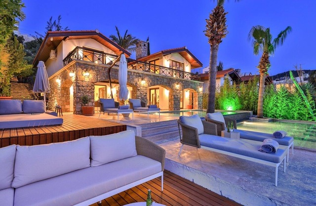 3 bedroom luxury villa near the sea