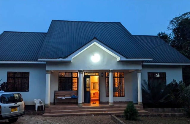3 bedroom nWarm showernkitchennSecurednPacking nFast internet wifinGenerous host