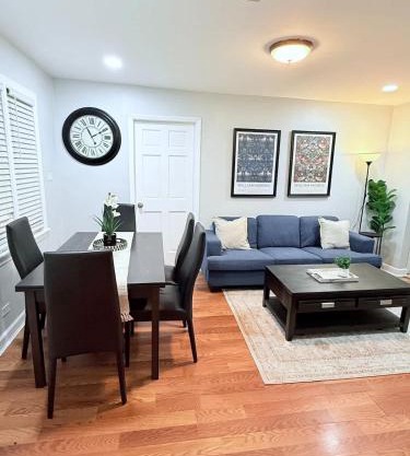 3 bedroom near O'Hare Airport- King bed 1 Story