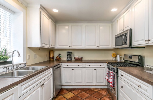 3 Bedroom - Only 2 blocks to King street