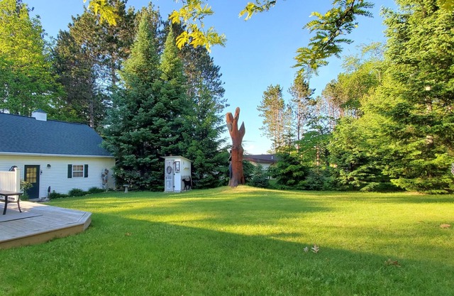 3-bedroom Quiet Higgins Lake Cottage with fire pit only two blocks from the lake