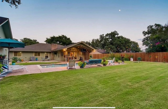 3-bedroom spacious, private house with pool, game room, fitness room, sleeps 8+