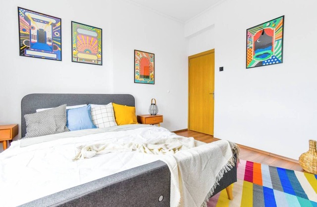 3 bedroom 🍓🍋🥝super fresh apartment with some playful, 80s' vibe