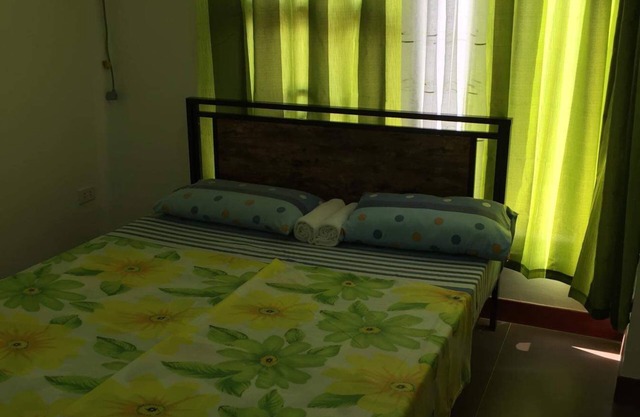 3 bedroom townhouse with fast wifi and 8 seater SUV car optional