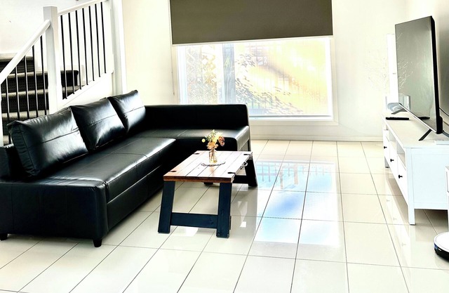 3-bedroom townhome in lovely St Albans, close to Melbourne airport with WiFi, AC