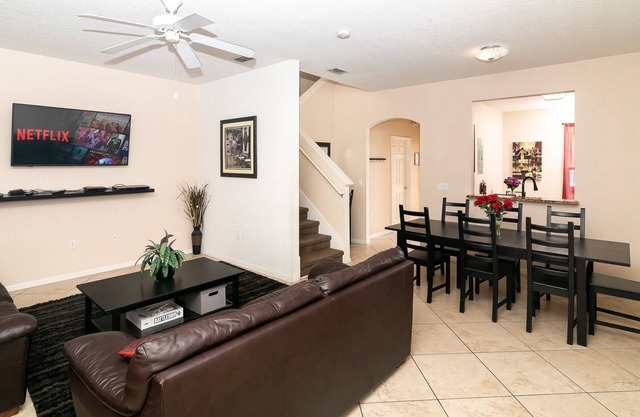 3-bedroom townhome Close to Disney! Complimentary bottle of wine with booking!