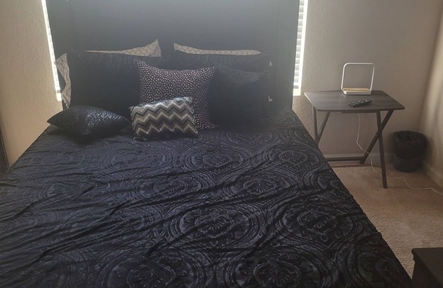 3-bedroom townhome in charming East Point close to airport with WiFi, AC
