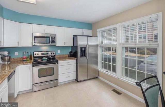 3-bedroom townhome in peaceful Springfield with WiFi, AC