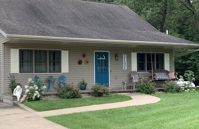 3-bedroom vacation home 15 minutes from Wisconsin Dells and Cascade Mountain.