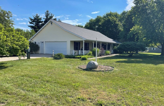 3-bedroom vacation home just 7 minutes to Lake Michigan with hot tub