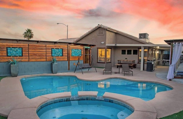 3 Bedroom Vegas w Pool & fun amenities!