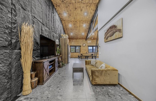 3 Bedroom Waterfront Oasis/Water Toys!