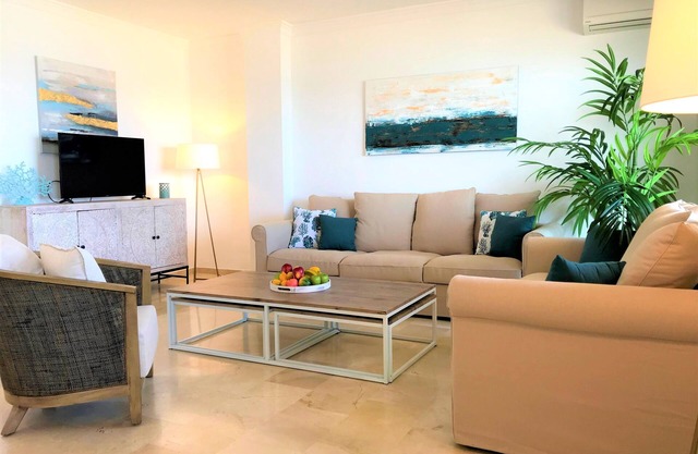3 bedrooms, 2.5 baths; 7 people; directly on the beach, frontal sea click