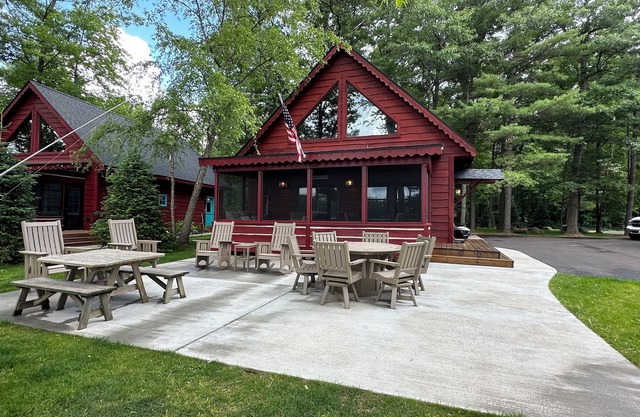3 BEDROOMS 2 BATHROOM SLEEPS 6