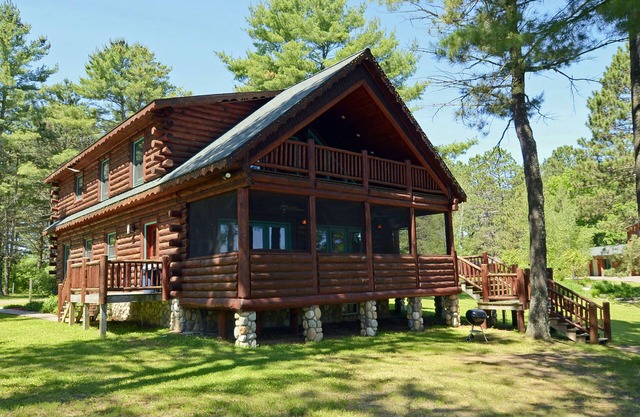 3 BEDROOMS 2 BATHROOM SLEEPS 10