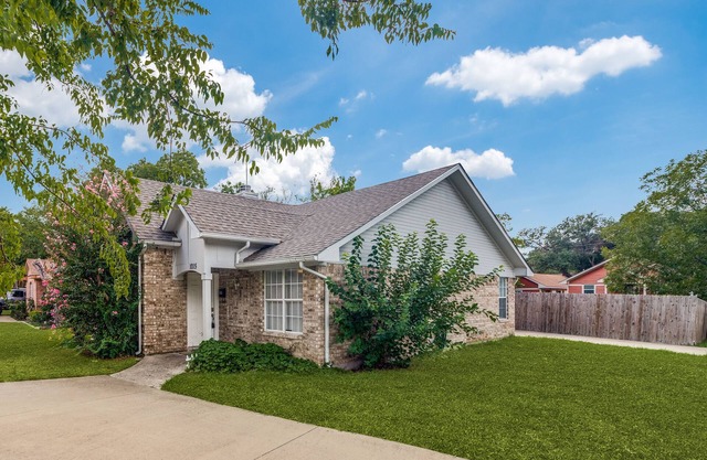 3 bedrooms & 2 full bath beautiful single family home