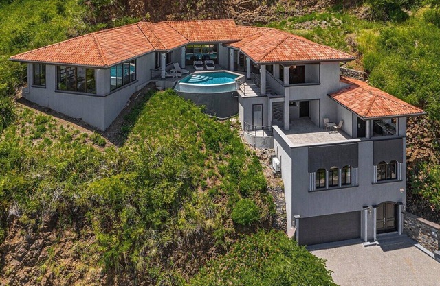 3 Bedrooms + Apartment - Ocean Views