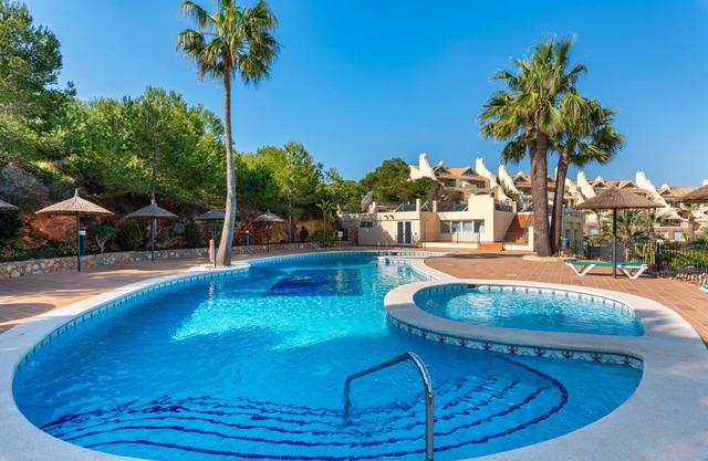 3 bedrooms - holidays - long weekends - golf & racquet club - great views
