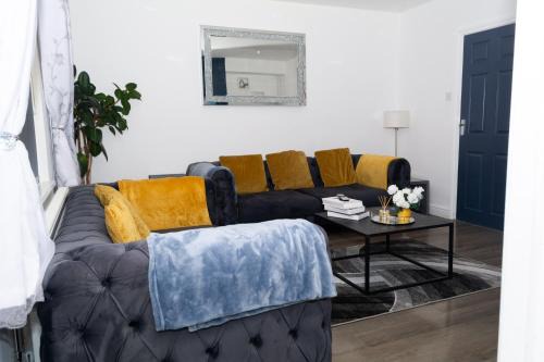 3 Bedrooms homely House sleeps seven comfortably with three double beds and one single bed Free parking on private drive for upto 3 cars vans For business travellers contractors and holiday goers Near all major transport links