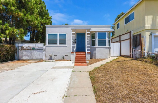 3 Beds, 2 Units, Close to Beach & Bars