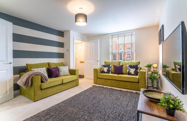 3 Beds with off-street parking for 2 cars, fast Wifi, sleeps 6