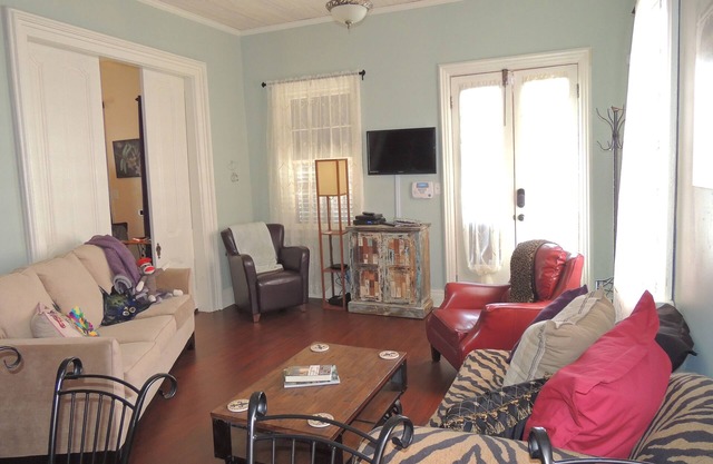 3 blocks to Fr Qtr & 1 block to French St.