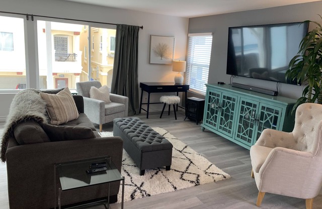 3 blocks to the beach and walking distance to all shops, bars and dining!