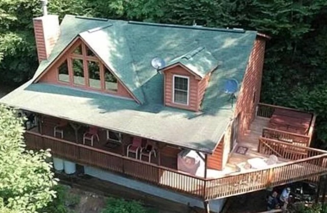 3 BR 2 1/2 BA Log Home with Creekside View, Hot Tub, Game Room & Fire Pit!