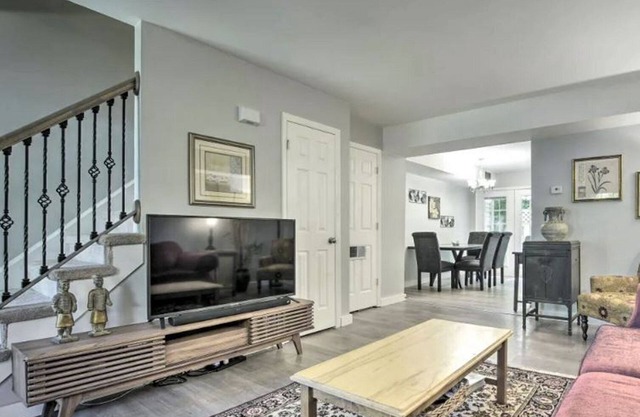 3 BR 2 BA, 10 min to downtown, Sleep Number king, steps to pool