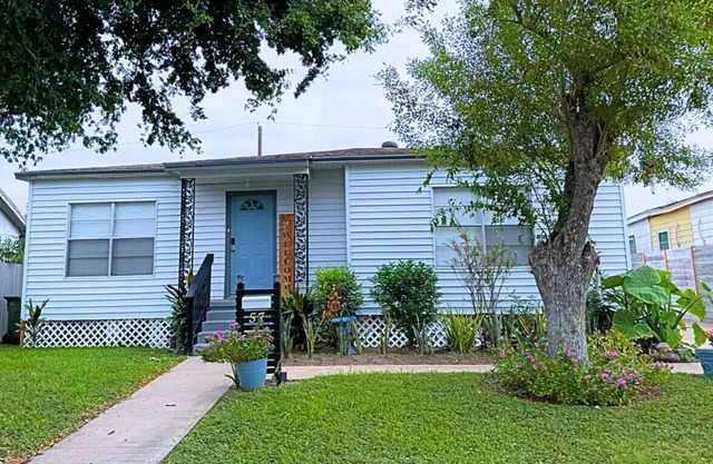 3 BR 2 BA 4 bed Charming Home in Downtown Brownsville, near Zoo