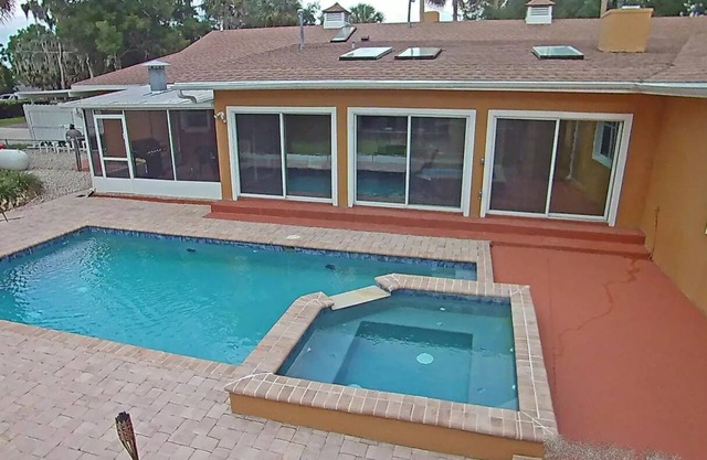 3 BR 2 Bath Home Full Kitchen Pool Boat Parking