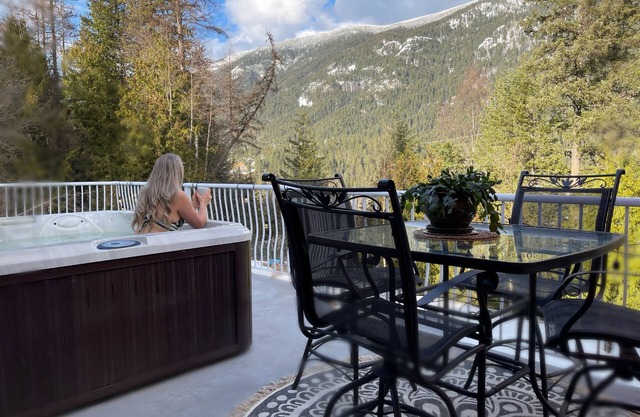 3 BR 2 bath w/HOT TUB on private mountain view balcony & AC.
