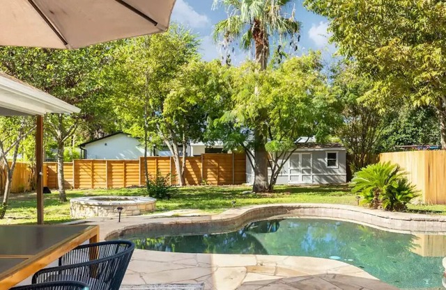 3 BR 3 BA House with Private Pool