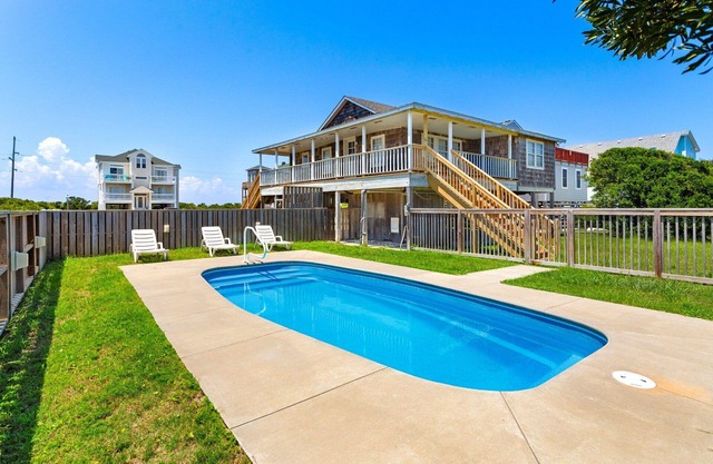3 br, 500ft to Beach pool view!