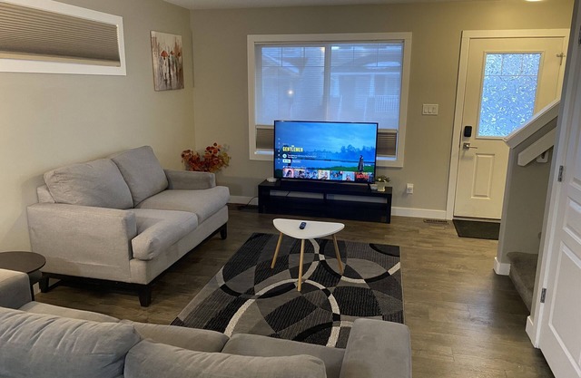 3 BR | Bonus RM | King Bed | Garage | Near Airport