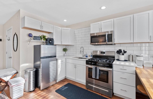 3 BR House + Front Studio Unit w/2 Car Garage - Sleeps 12 in Walker's Point!