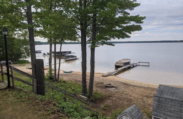 3 Br Lakefront Cottage on Beautiful Sandy Beach Lake Missaukee