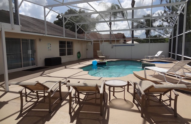 3 BR Private Pool Home 5miles from Disney - Free Pool + Spa Heat & Gas Grill