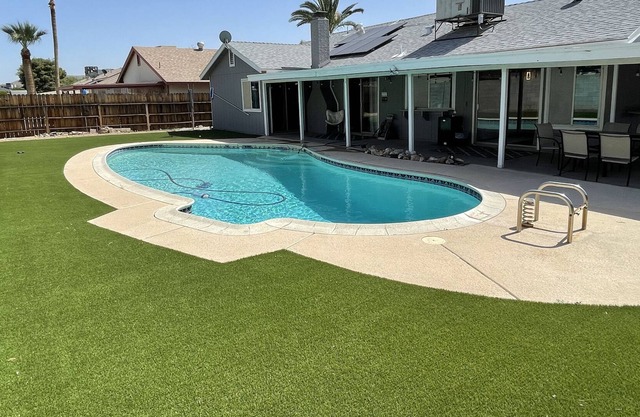 3 Br with a pool. Quiet neighborhood. Pets allowed. BBQ. Centrally located.