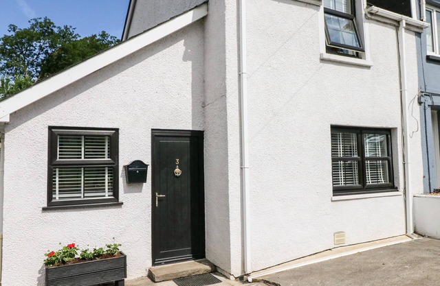 3 BRIDGE VILLAS, pet friendly, country holiday cottage in Narberth