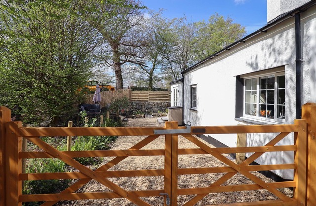 3 BRYNIAU GERDDI, pet friendly, with open fire in Llanberis